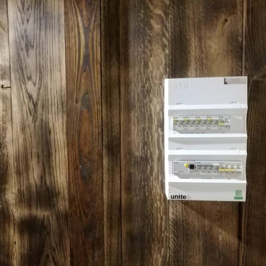 Eltavle på træ væg