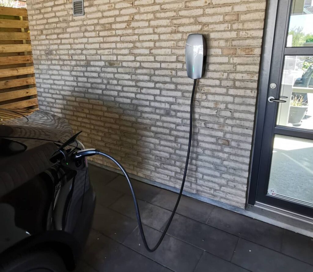 Tesla Elbil ladestander på væg