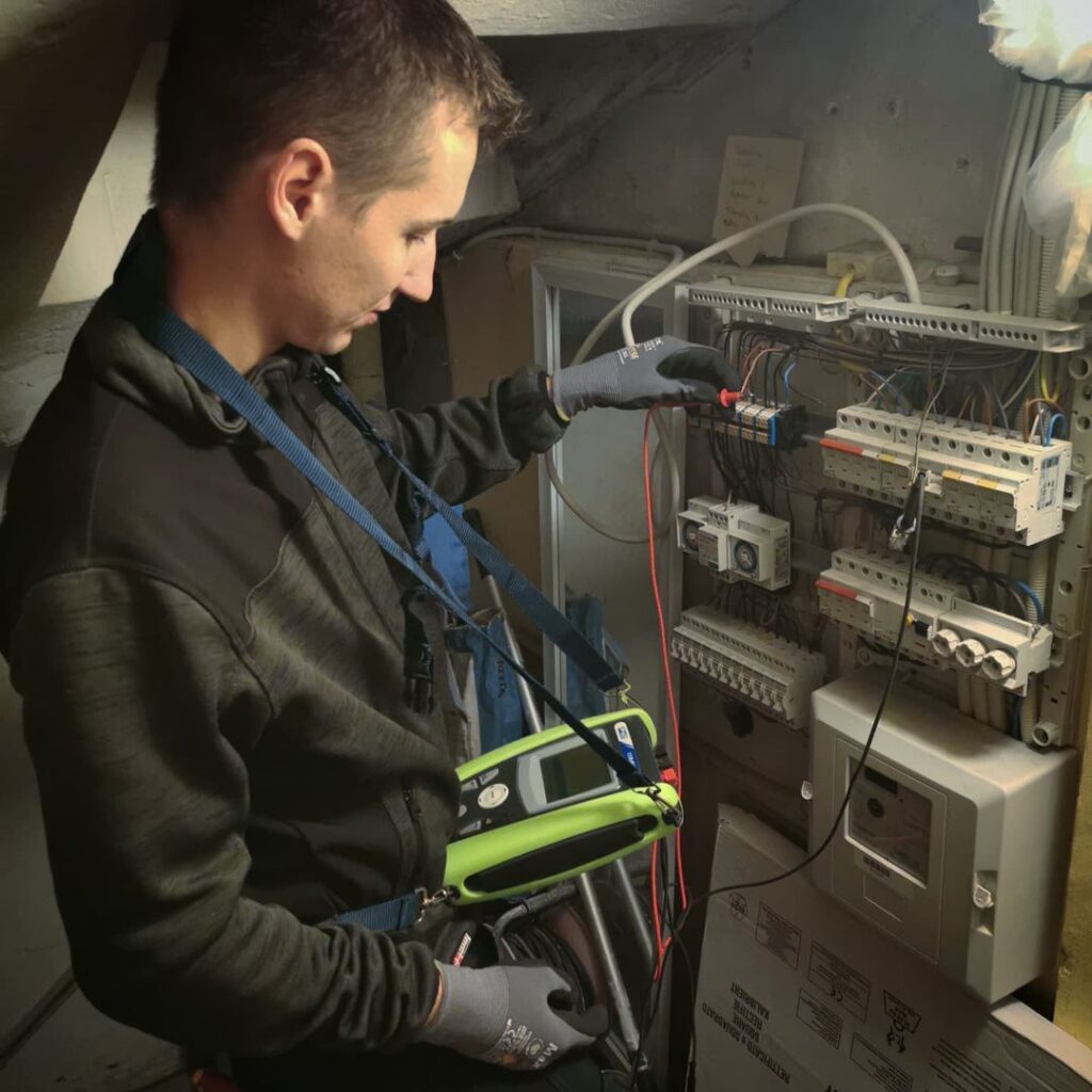 Elektriker igang med fejlfinding på el-installation i butik i kolding centrum efter kortslutning