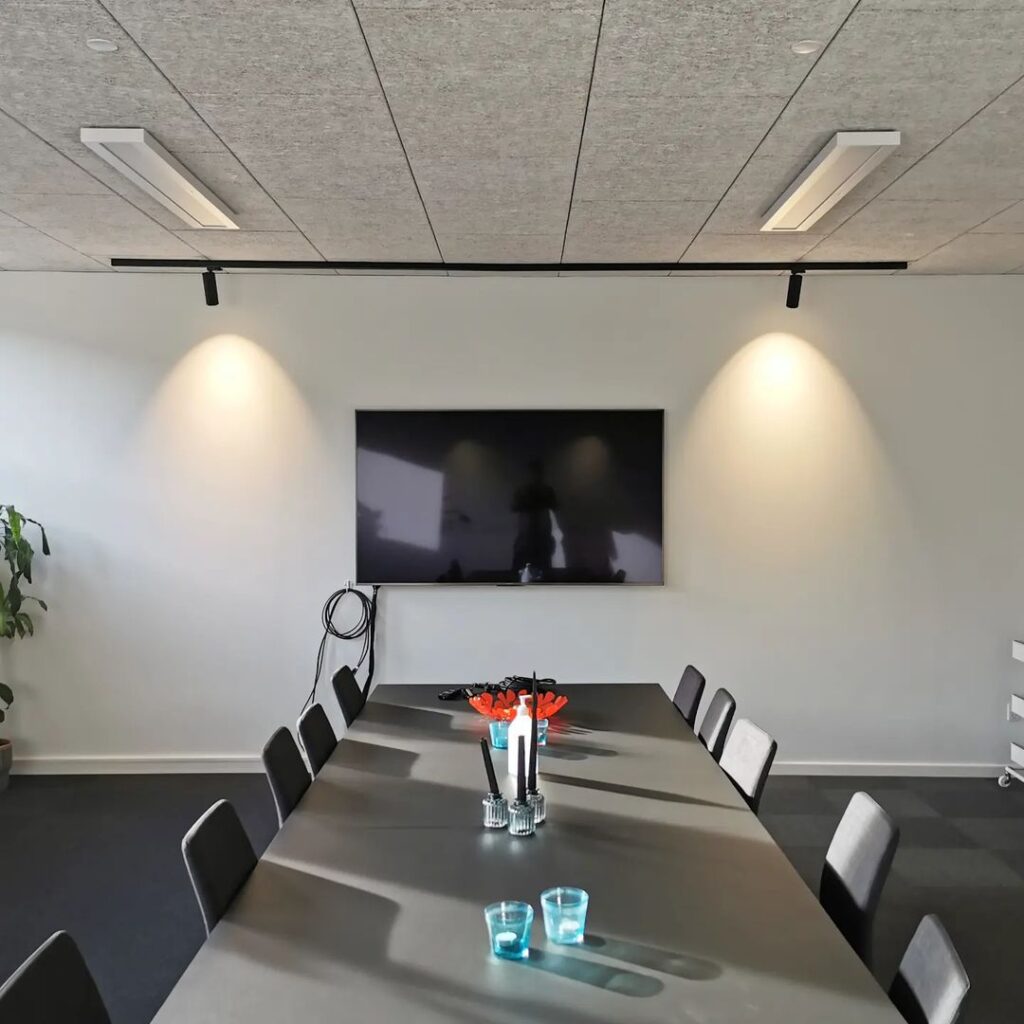 elektriker fra kolding har opsat lamper og lysskinner i mødelokaler for JKS