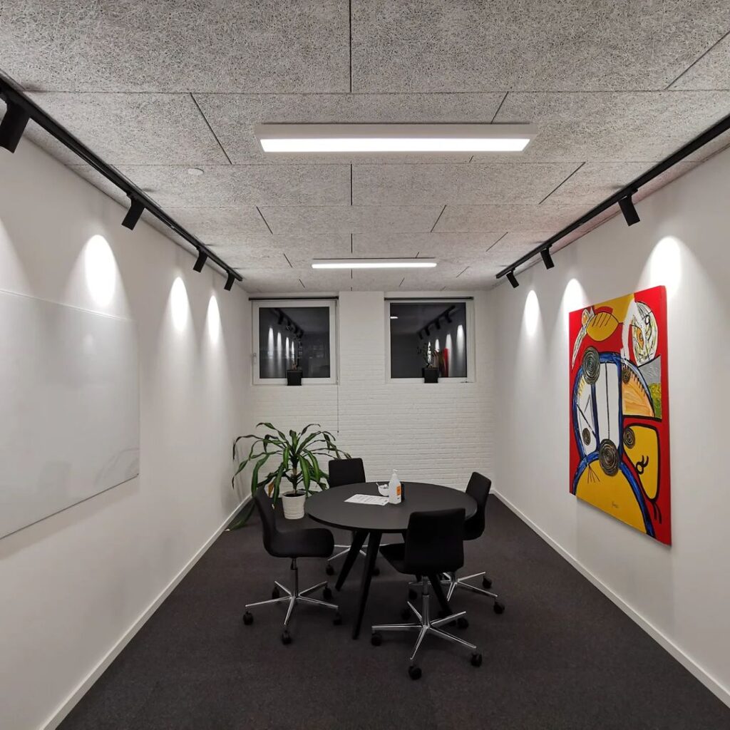 Elinstallatør fra kolding har opsat lamper og lysskinner i kontor for JKS