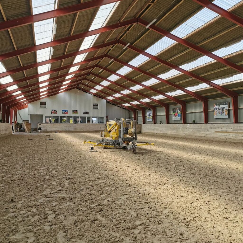 Elektrikeren Din el ekspert montere højtalere i ridehal i brug af lift