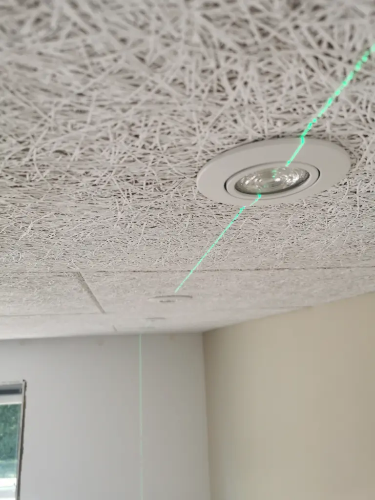 Hvide spots på linje med laser