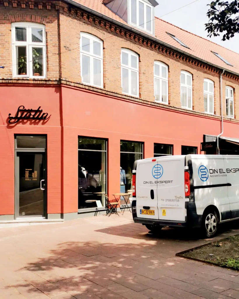 Montering af lys i skilt i gågaden hos Sjolin Kolding