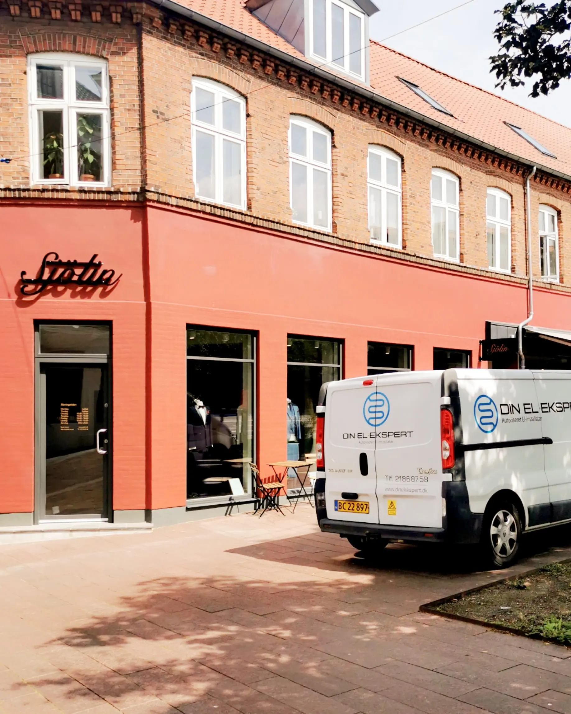 Montering af lys i skilt i gågaden hos Sjolin Kolding